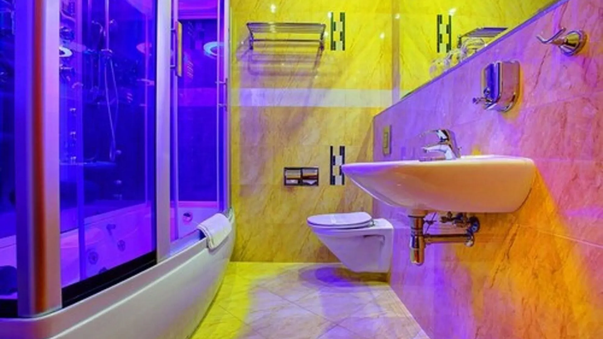 ***  ורשה Hotel Holiday Park פולין